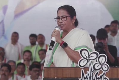 போராடும் மருத்துவா்களை மிரட்டவில்லை: மமதா பானா்ஜி